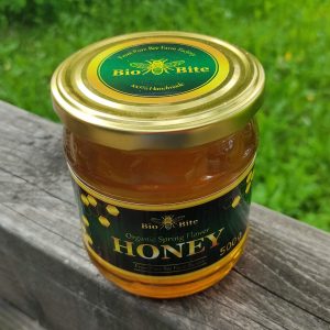 Medus burciņa ar bio-bite etiķeti uz vāciņa
